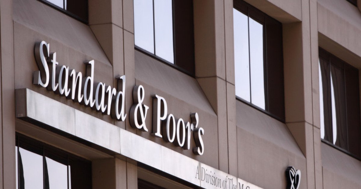 S&P Global Ratings Confimă Ratingul României, dar Păstrează Perspectiva Negativă București – Agenția de rating S&P Global Ratings a menținut ratingurile de credit suveran ale României la nivelul „BBB-/A-3”, ceea ce indică o capacitate adecvată de a face față obligațiilor financiare, dar a păstrat perspectiva negativă