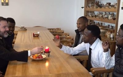 Paște românesc în Iași: Studenții africani, cuceriți de tradiții, simt învierea