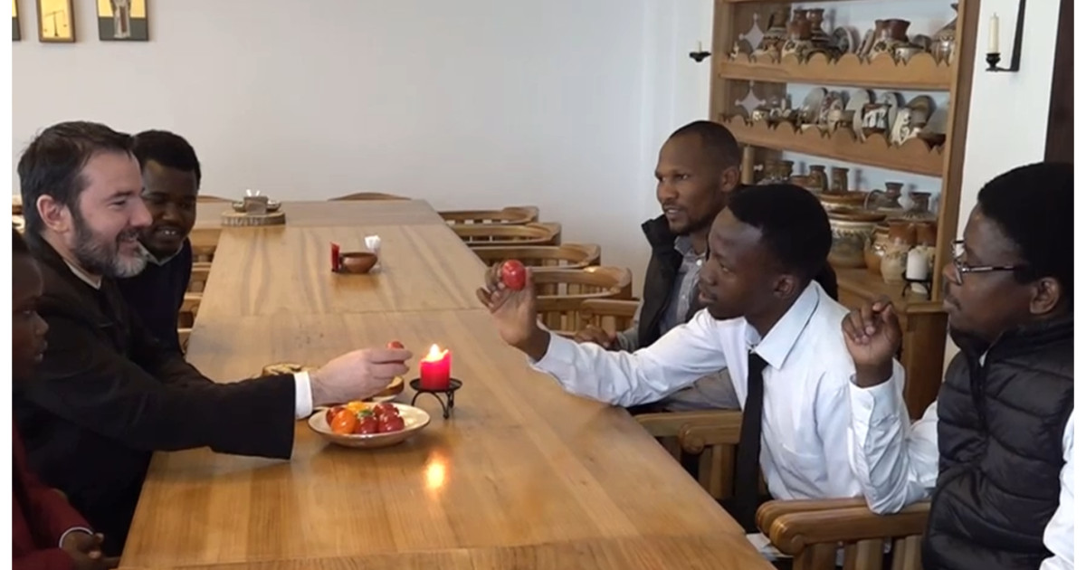 Paște românesc în Iași: Studenții africani, cuceriți de tradiții, simt învierea