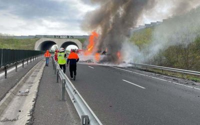 Incendiu spectaculos pe autostradă, în Hunedoara: Șofer, salvat de flăcări, atac de panică