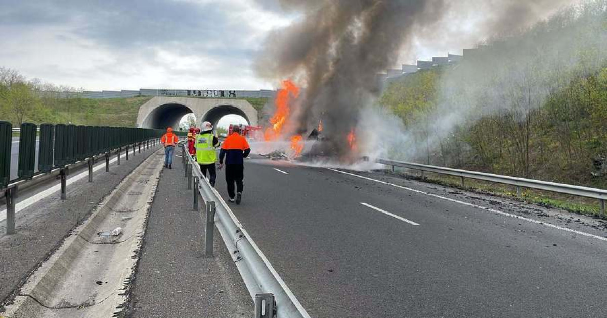 Incendiu spectaculos pe autostradă, în Hunedoara: Șofer, salvat de flăcări, atac de panică