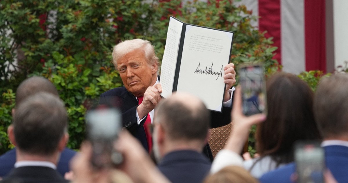 Trump lovește: Taxe vamale de 100% pe medicamente. Metalul, reevaluat!