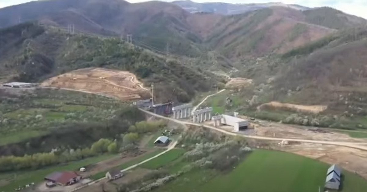 O nouă etapă în construcția autostrăzii Sibiu-Pitești: Au început săpăturile pentru tunelul Boița 1 Bucurie pe șantierul autostrăzii A1 Sibiu-Pitești (Secțiunea 2)! Directorul General al Companiei Naționale de Administrare a Infrastructurii Rutiere (CNAIR), Cristian PISTOL, a anunțat, printr-o postare pe Facebook, începerea săpăturilor la tunelul Boița 1