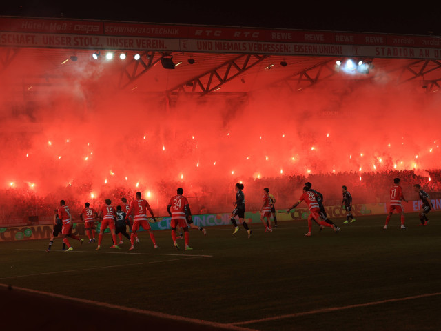 Imaginile cu torțe aprinse în tribune, spectacol specific meciurilor de fotbal, au costat scump o echipă din Bundesliga