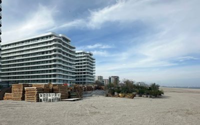 Zeci de șezlonguri ridicate ilegal în Năvodari: Firmele au vrut plaje private