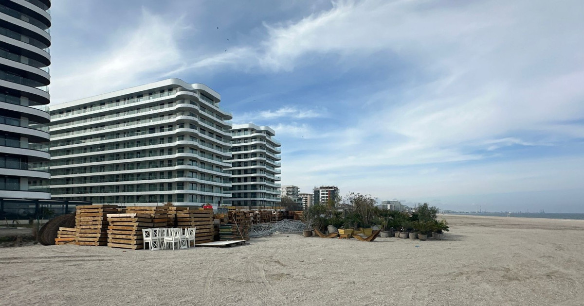 Zeci de șezlonguri ridicate ilegal în Năvodari: Firmele au vrut plaje private