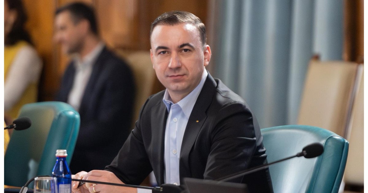 România vizează creșteri masive în capacitatea de energie regenerabilă și stocare până la finalul anului Ministrul Energiei, Bogdan Ivan, a anunțat o serie de investiții importante în sectorul energetic, care vor conduce la o creștere semnificativă a capacității de producție și stocare a energiei în România
