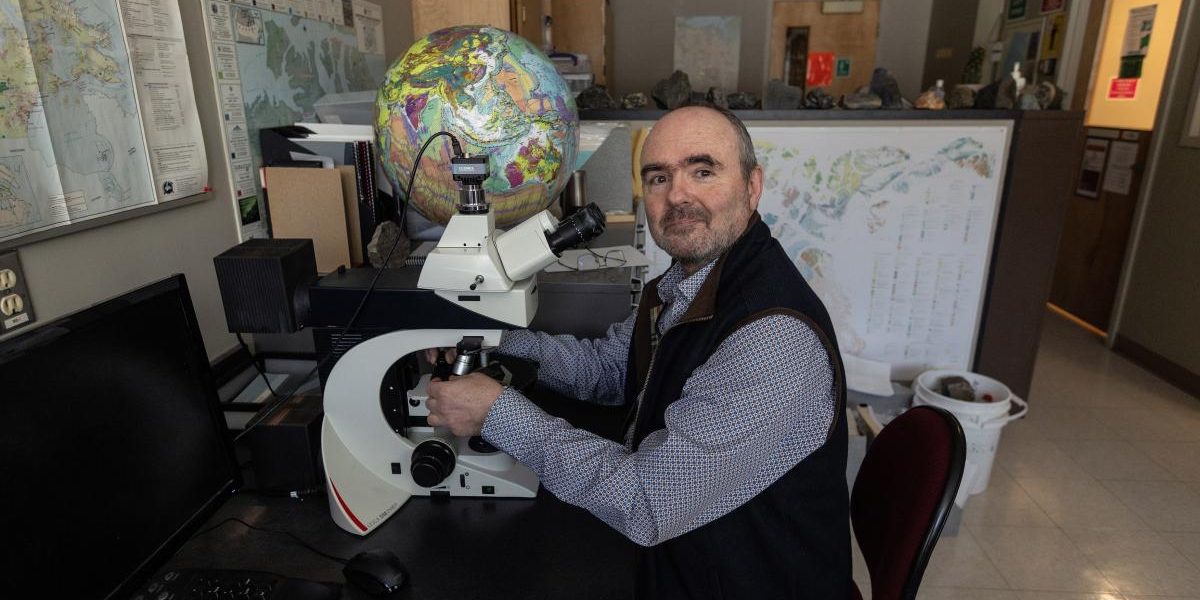 Nou mineral, botezat cu numele unui geochimist, găsit într-un diamant din adâncuri