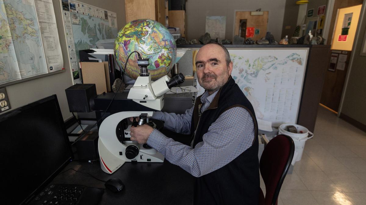 Un nou mineral, botezat Grahampearsonit, a fost descoperit în interiorul unui diamant format la adâncimi mari în Brazilia, onorând astfel munca de cercetare a geochimistului canadian, Profesorul Graham Pearson