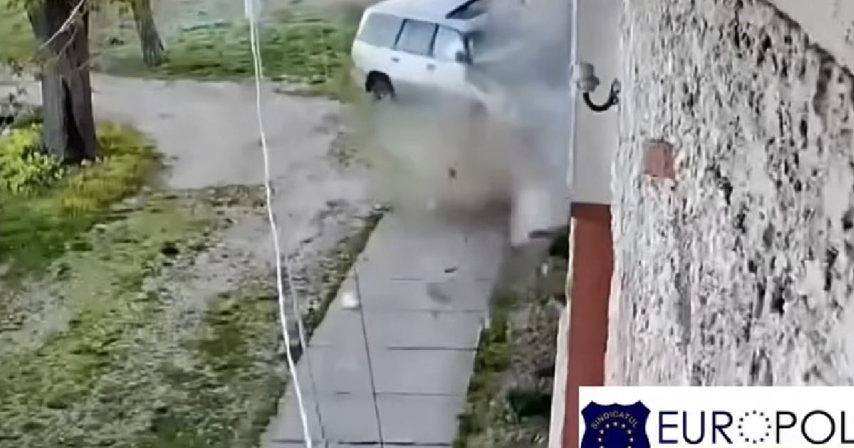 Accident TERIBIL în Caraș-Severin: Șofer mort, familie la spital după impactul cu casa