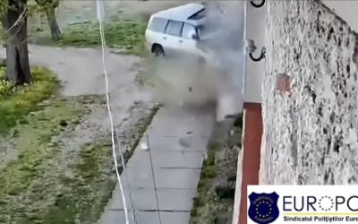 Accident TERIBIL în Caraș-Severin: Șofer mort, familie la spital după impactul cu casa