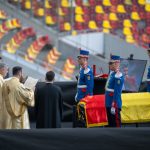 A îngenunchiat în fața sicriului lui Mircea Lucescu: Emoție uriașă