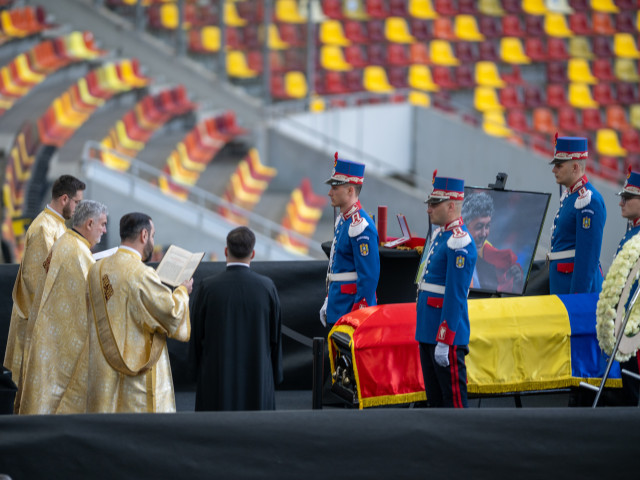 A îngenunchiat în fața sicriului lui Mircea Lucescu: Emoție uriașă