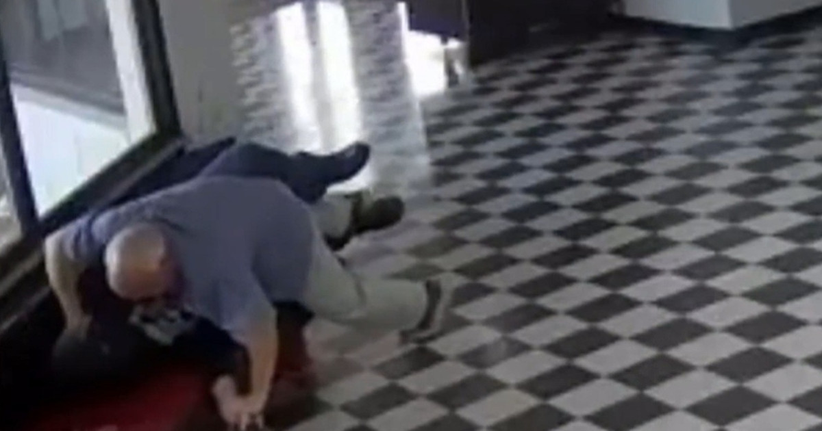 Directorul unui liceu din SUA, EROU: A sărit ca un leu pe atacator