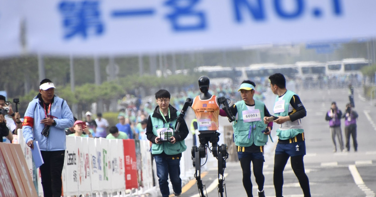 Robotul din Beijing, la un nou record mondial: Șoc la Semimaraton