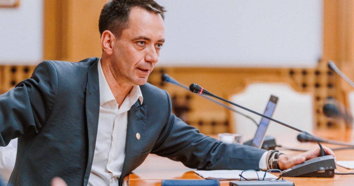 UDMR dorește menținerea coaliției de guvernare în formula actuală Liderul deputaților UDMR, Csoma Botond, a declarat public că formațiunea politică pe care o reprezintă își dorește ca actuala coaliție de guvernare să continue în aceeași formulă