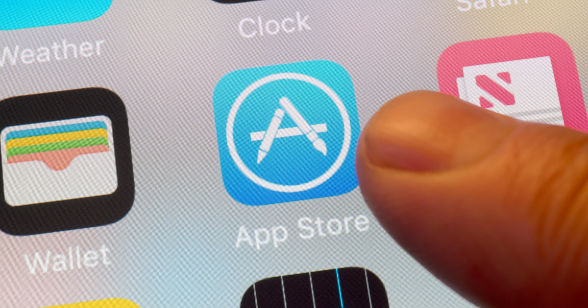 Aplicații AI „scandaloase” în magazine: Pot vedea „dincolo de haine”