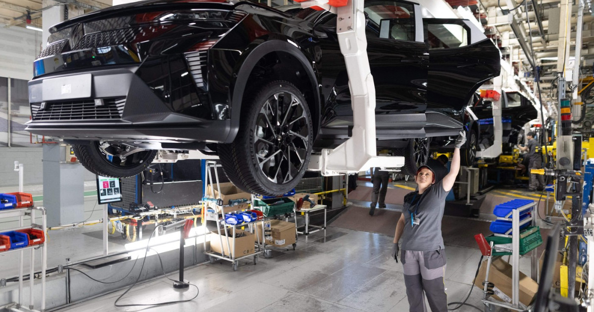 Renault dă afară masiv: Până la 20% din ingineri, pe făraș în 2 ani