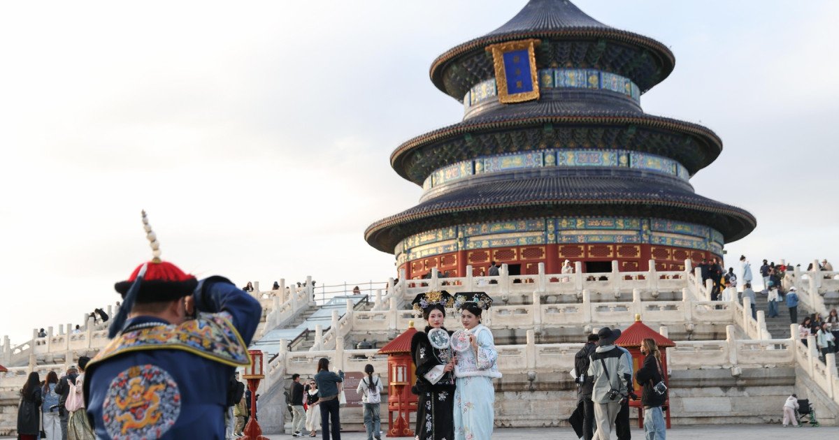 Cremă de hemoroizi, ofrandă bizară pentru strămoși: Tinerii Chinezi, surprinși