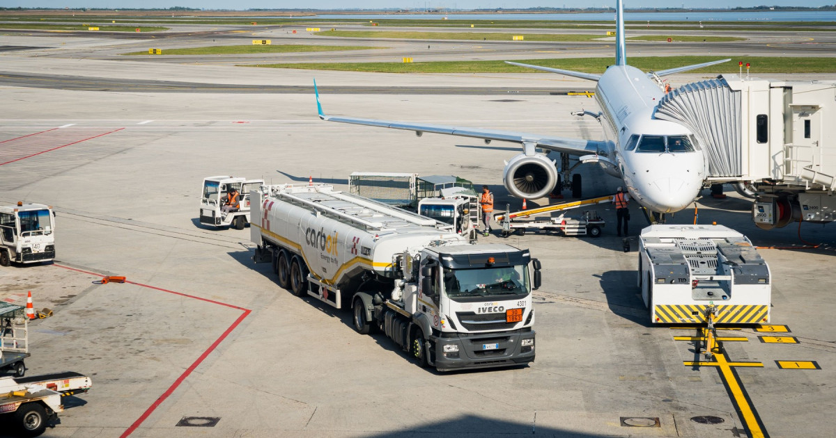 Europa, cu frică de anulare a vacanțelor: Criza de combustibil pe aeroporturi