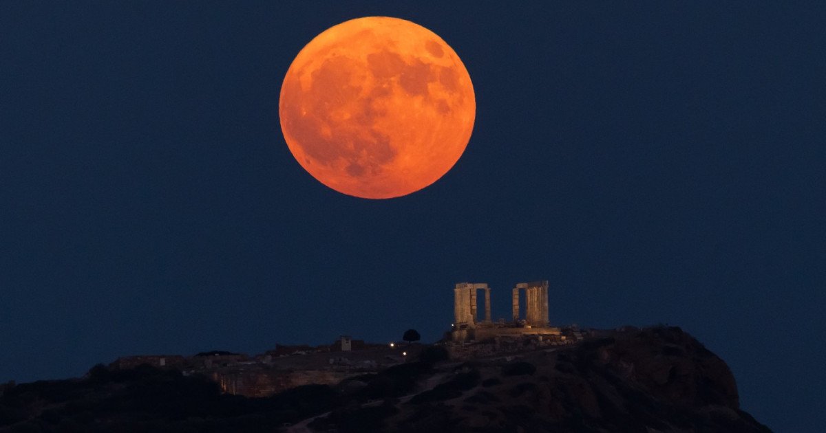Primăvara aduce spectacole astronomice: „Luna Roz” și „Luna Albastră” vor străluci pe cer Bucureștenii și nu numai vor avea parte de două evenimente astronomice deosebite în următoarele luni