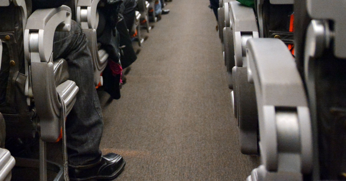 Scandal la Craiova: Pasager dat jos dintr-un avion spre Madrid, după injurii