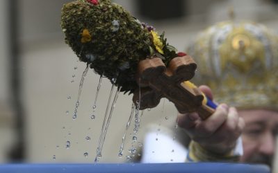 Agheasma Mică în Vinerea Luminată: Cum se consumă corect, spun preoții