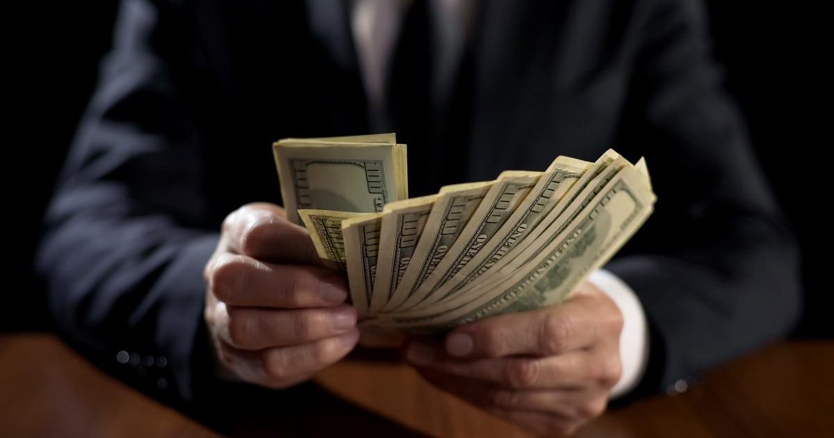 Acceptă joburile urâte! Sfaturi de la miliardarul care a vândut sânge