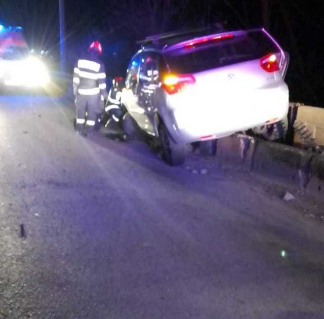 Accident în Bistrița-Năsăud: Trei bărbați, la spital după ce au intrat într-un podeț pe DN 17