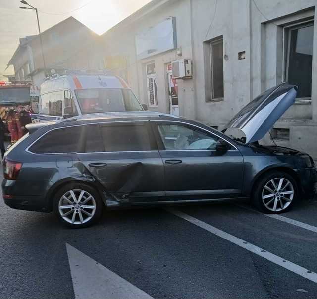 O femeie și doi copii mici, răniți într-un accident rutier la Giurgiu; șofer suspectat de consum de droguri O femeie de 37 de ani și două fetițe de un an au fost rănite într-un accident rutier produs luni seară în municipiul Giurgiu