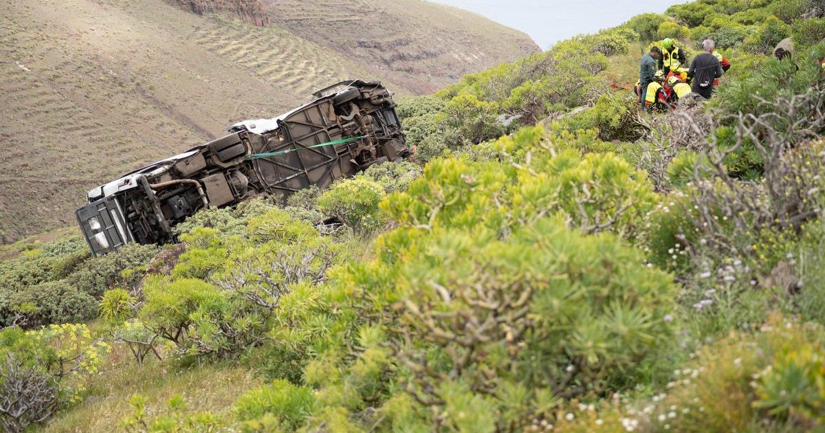 Autobuz cu turiști britanici, prăbușit în Canare: Un mort și 27 de răniți