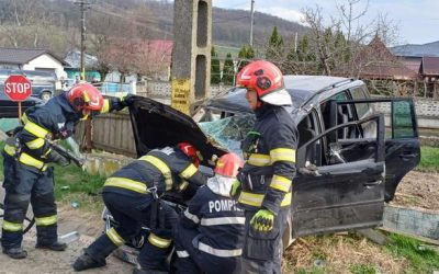 Accident GRAV în Iași: Patru victime, mașina făcută praf într-un cap de pod