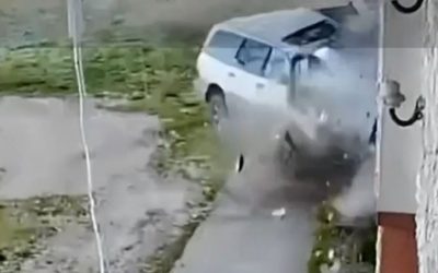 Accident grav: Un deces și patru răniți după ce o mașină a intrat într-o casă