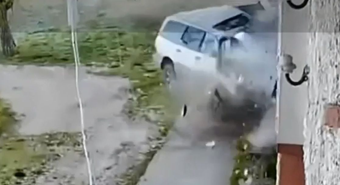 Accident grav: Un deces și patru răniți după ce o mașină a intrat într-o casă