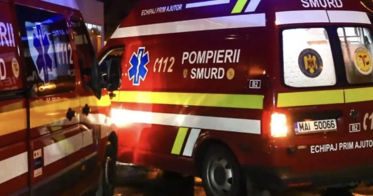 Accident TERIBIL pe DN 17: Mașină, făcută praf după ce a lovit autobuz