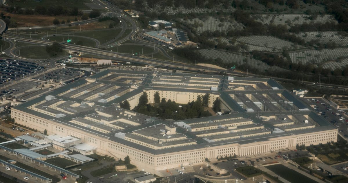 Pentagonul, discuții secrete cu Ford și GM pentru arme