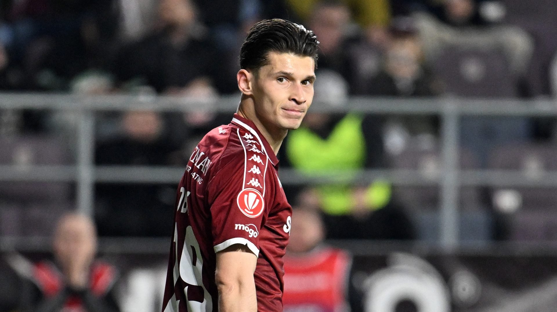 Rapid, umilită pe teren propriu de U Cluj: Scandal între jucători și reacții dure din partea fanilor Echipa de fotbal Rapid București a suferit o nouă înfrângere pe teren propriu, scor 1-2, în fața celor de la U Cluj