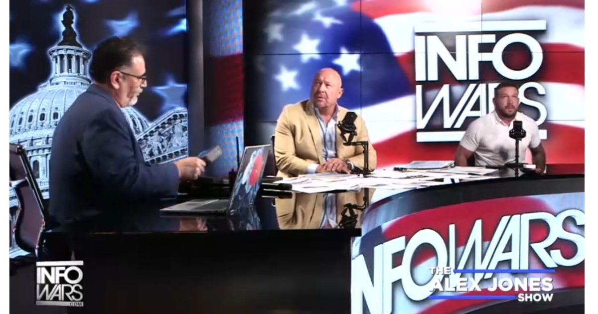 Planuri secrete cu site-ul lui Alex Jones: Ce vrea conspiraționistul