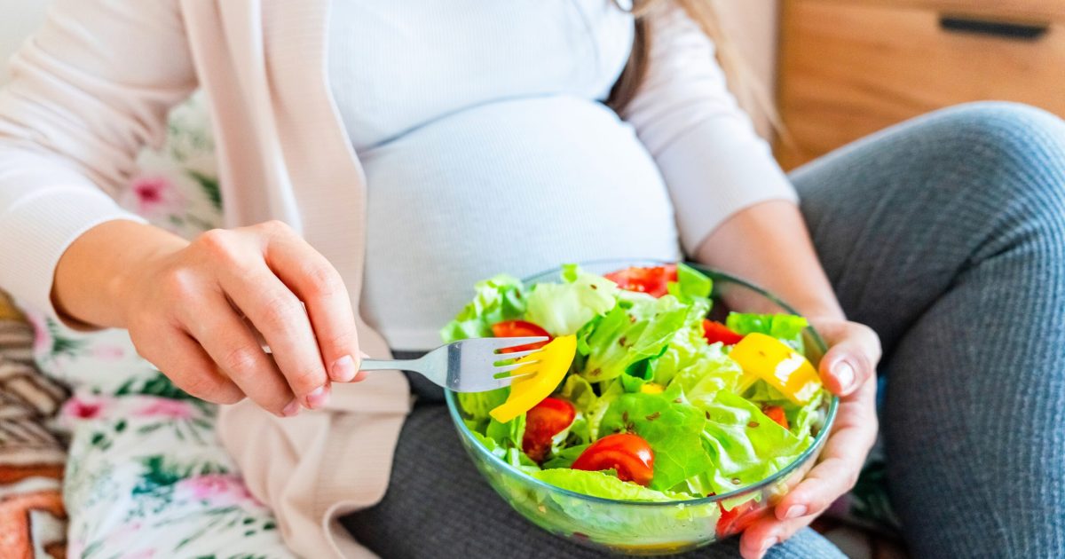Ce mănâncă gravidă? Ghid esențial pentru viitorii părinți din România