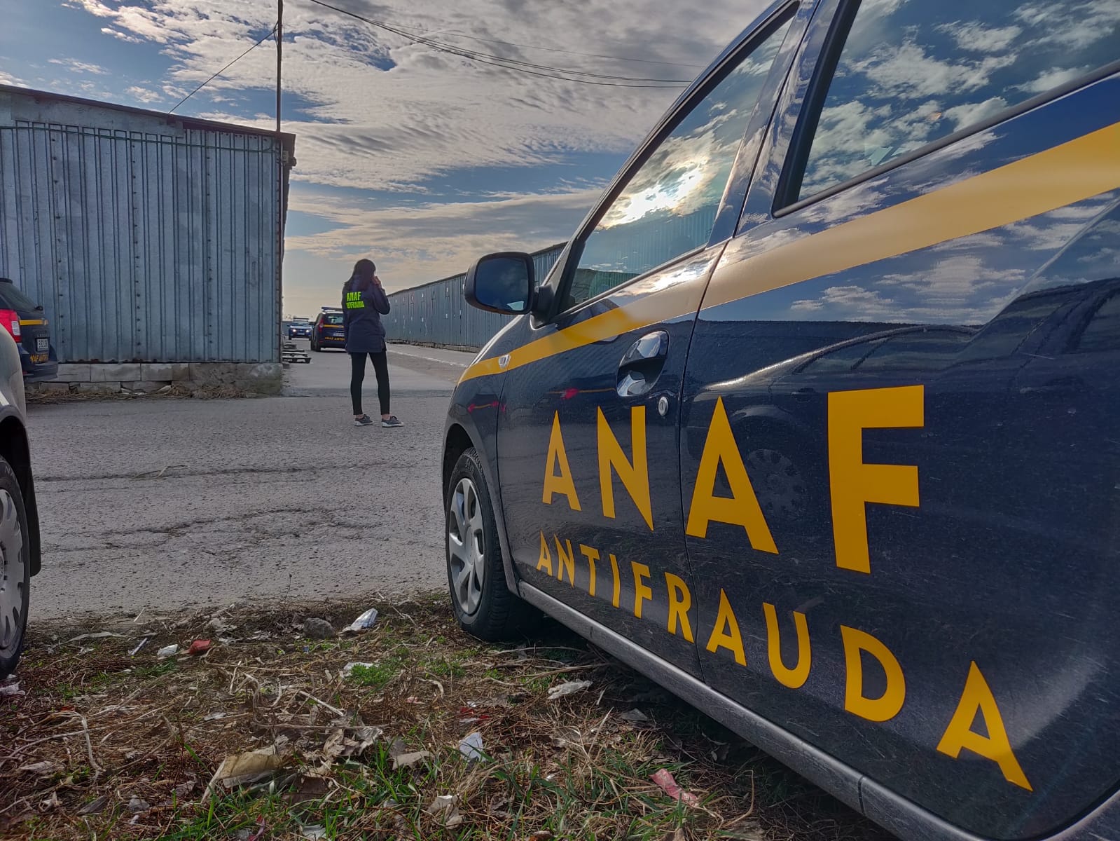 Patru firme din județul Ilfov, implicate în depozitarea și comercializarea de legume și fructe din import, au primit amenzi în valoare totală de 100.000 de lei, echivalentul a circa 20.000 de euro