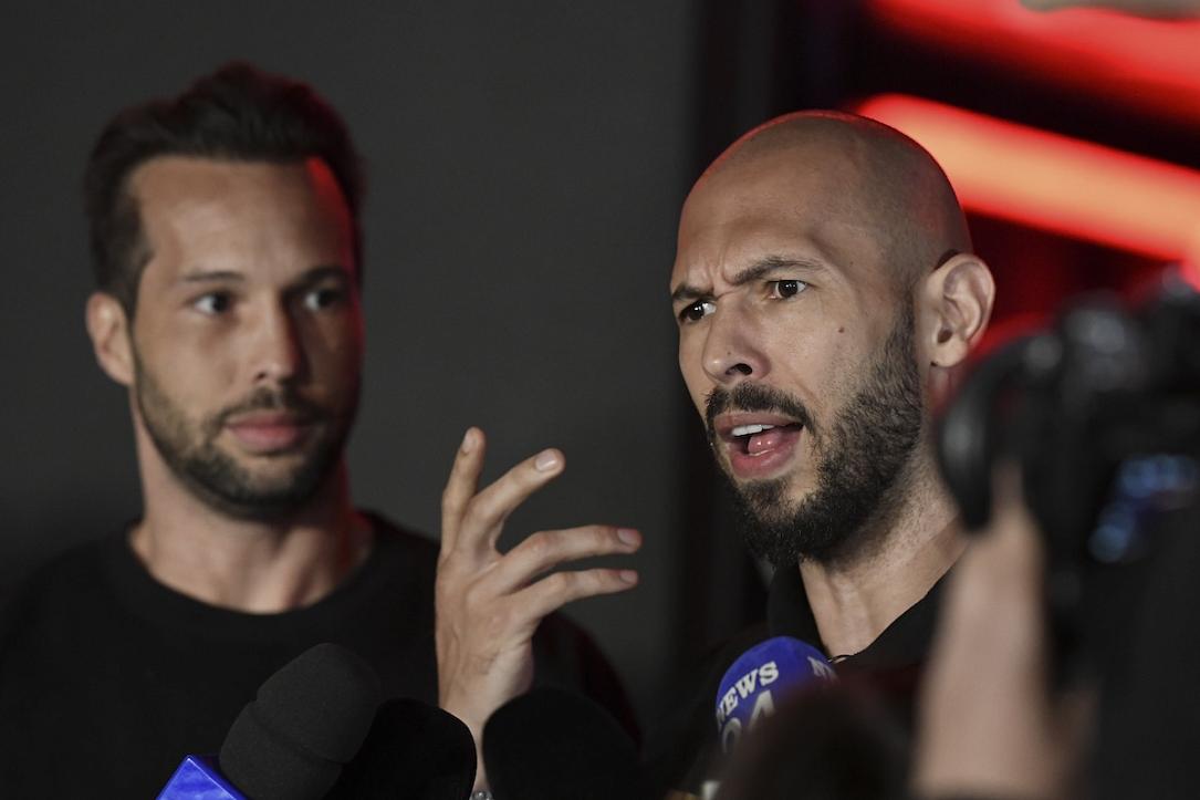 București – Controversele din jurul lui ANDREW și TRISTAN TATE continuă, justiția română ridicând măsurile de control judiciar impuse asupra influencerului pentru acuzațiile de trafic de persoane