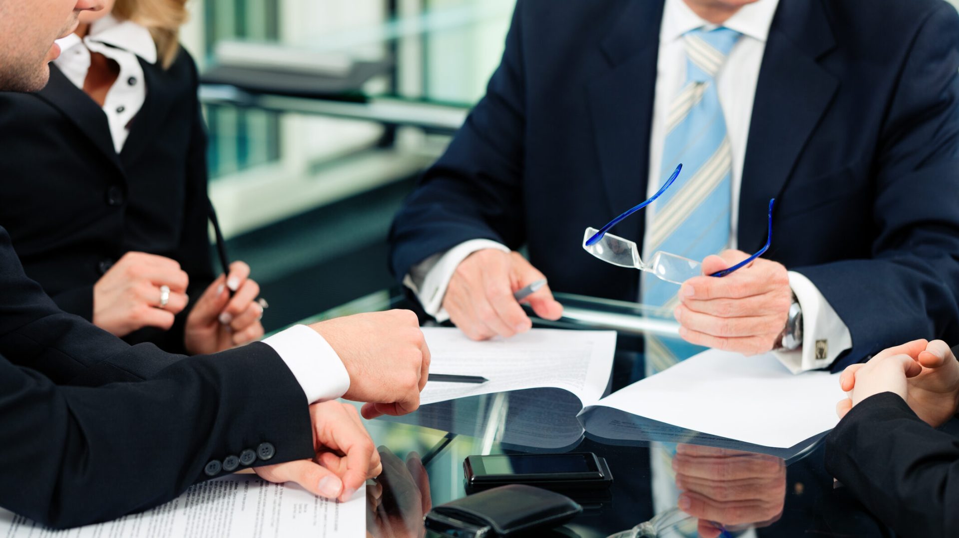 Uniunea Europeană impune reguli stricte privind transparența salarială, obligând companiile să justifice diferențele de remunerare și să afișeze salariile în anunțurile de angajare