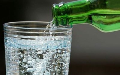 Apa minerală: Pericol ascuns pentru sănătate? Risc crescut de cancer de colon