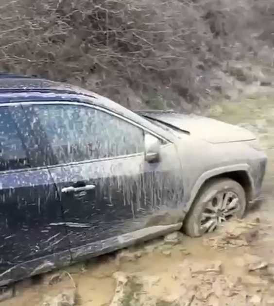 Jandarmi, eroi pe un drum de coșmar. GPS-ul i-a băgat în mocirlă!