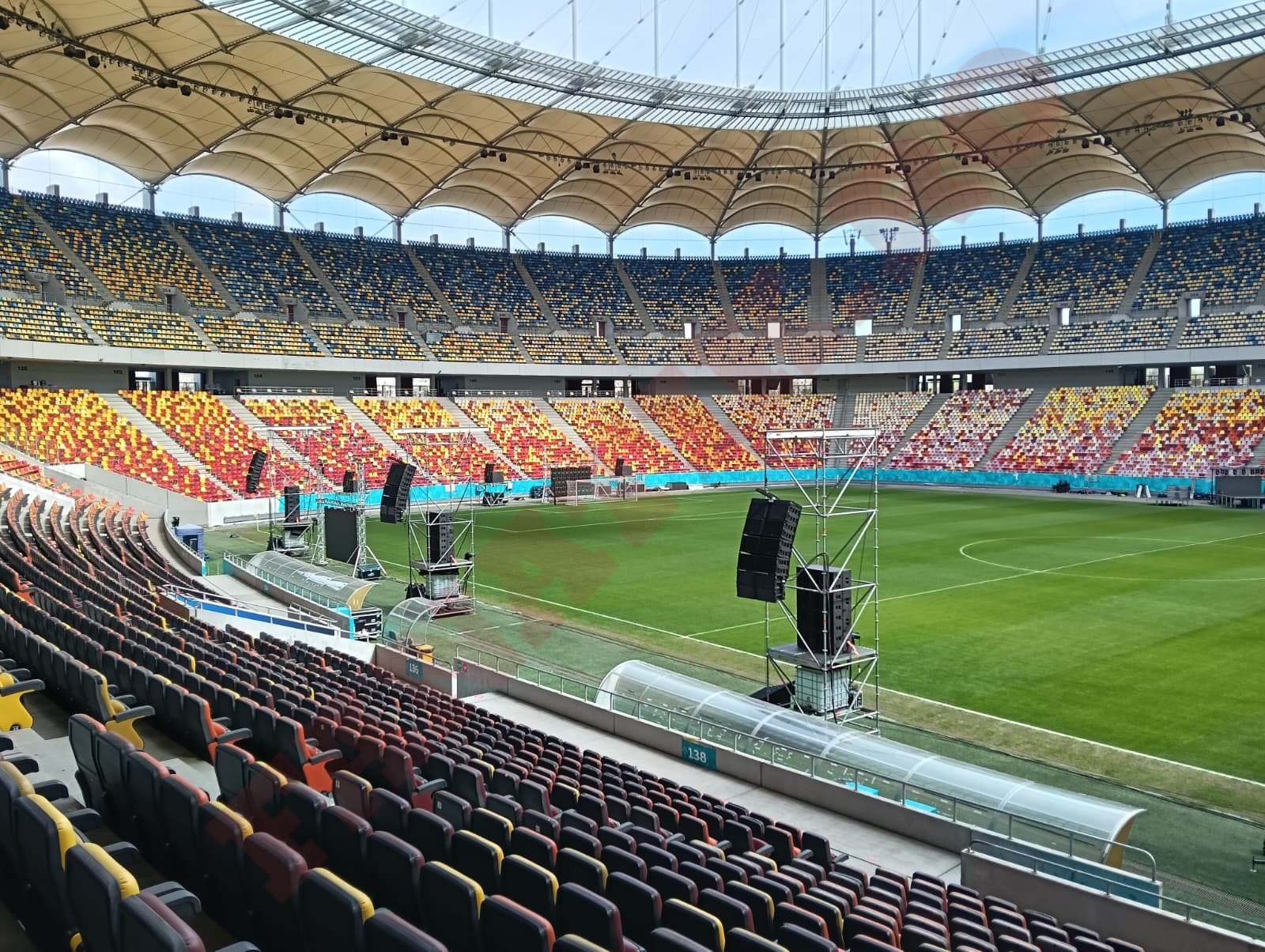 Mii de oameni aduc un ultim omagiu lui Mircea Lucescu la Arena Națională, în timp ce pe stadion se pregătește un eveniment religios