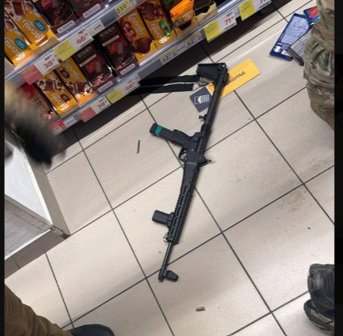 Înarmat cu mitralieră, un individ a terorizat un cartier din Kiev, arestat