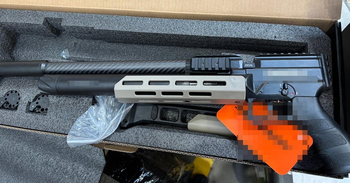 Arme cu aer comprimat, depistate la Otopeni: Colet din Olanda