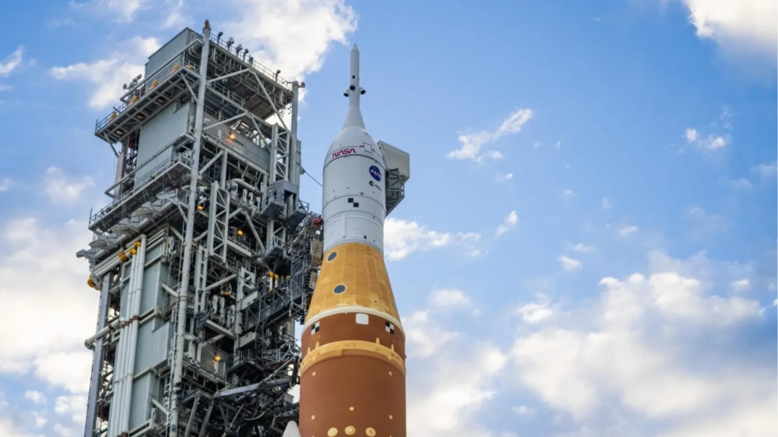 Capsula Orion a misiunii NASA Artemis II va trece luni, prin spatele Lunii, unde echipajul va pierde contactul cu Pământul timp de 40 de minute