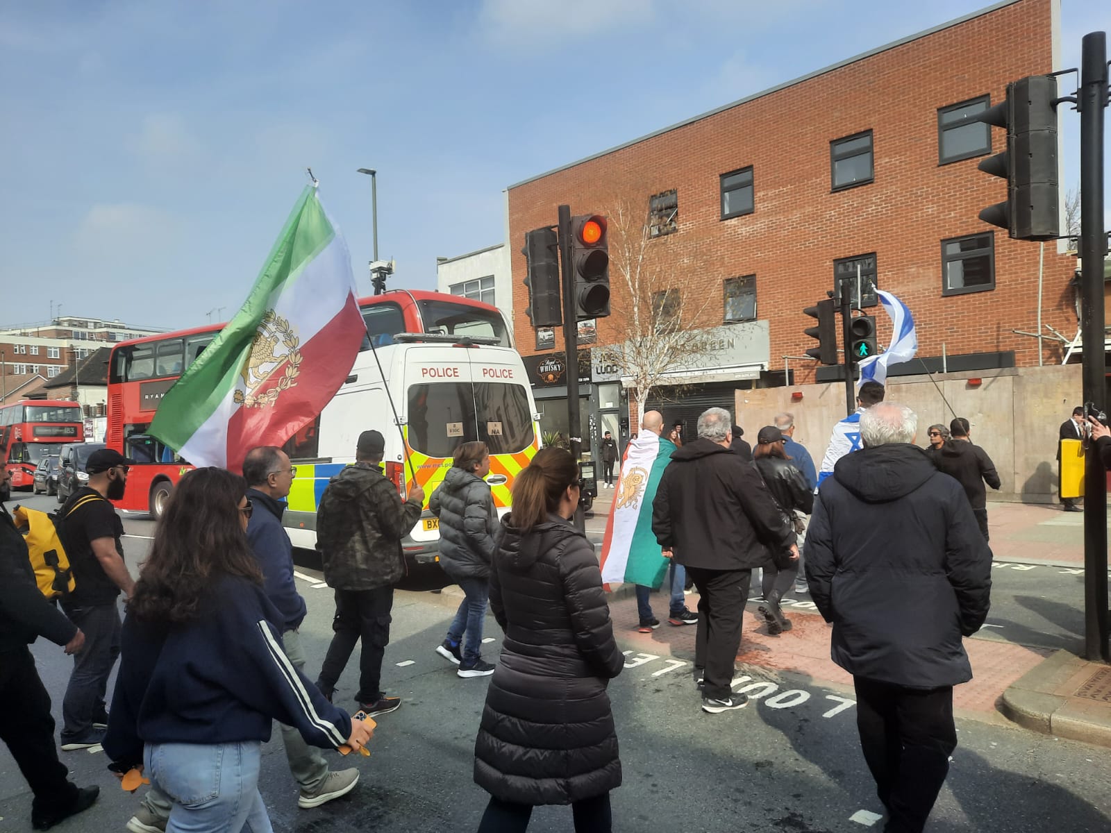 Trei tineri arestați în legătură cu incendierea ambulanțelor unei organizații evreiești din Londra Miercuri, poliția din Londra a arestat trei tineri în legătură cu incendierea a patru ambulanțe ale organizației medicale evreiești Hatzola