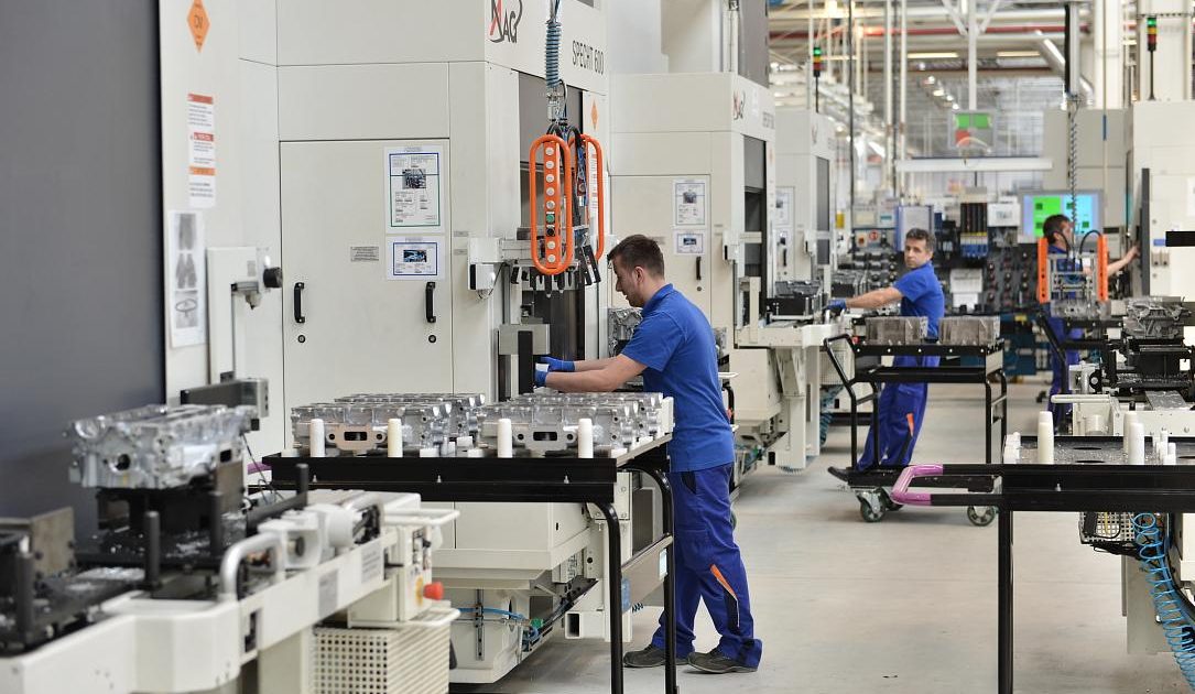 Activitatea industrială a României, în scădere în februarie, cu excepția alimentelor